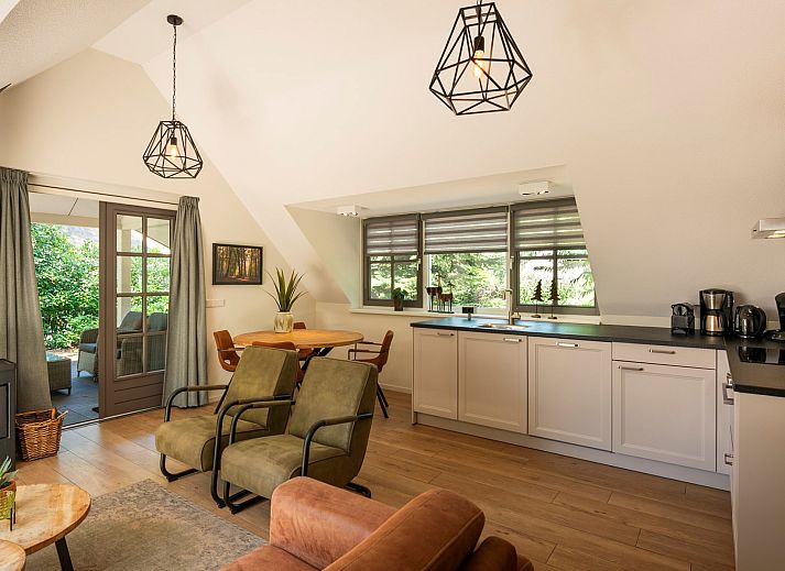 Buiten dineren in de natuur bij Vakantiewoning Sprielderbosch 14 't Sprielderhof, Putten, Veluwe.