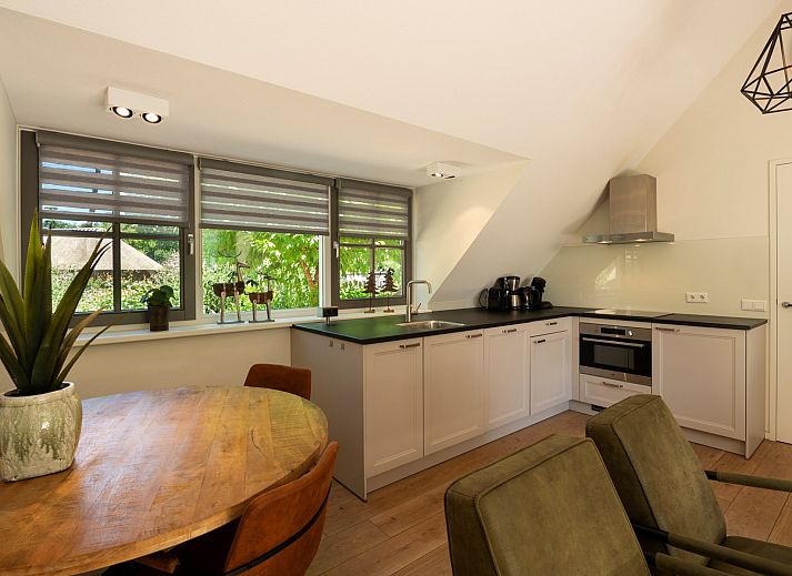 Buiten dineren in de natuur bij Vakantiewoning Sprielderbosch 14 't Sprielderhof, Putten, Veluwe.