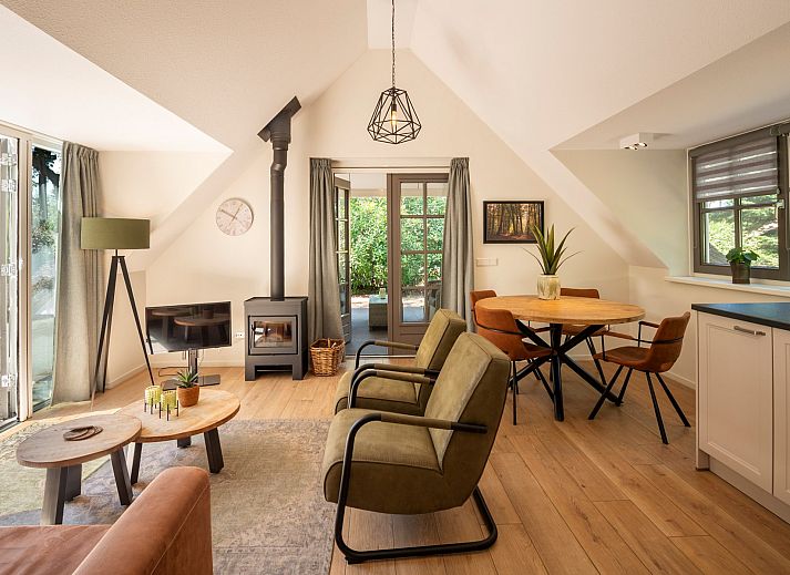 Ontspan met een boek op de veranda van Vakantiewoning Sprielderbosch 14 't Sprielderhof, Putten, Veluwe.