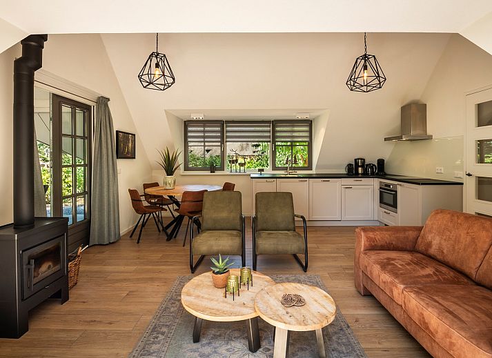 Ontspan met een boek op de veranda van Vakantiewoning Sprielderbosch 14 't Sprielderhof, Putten, Veluwe.