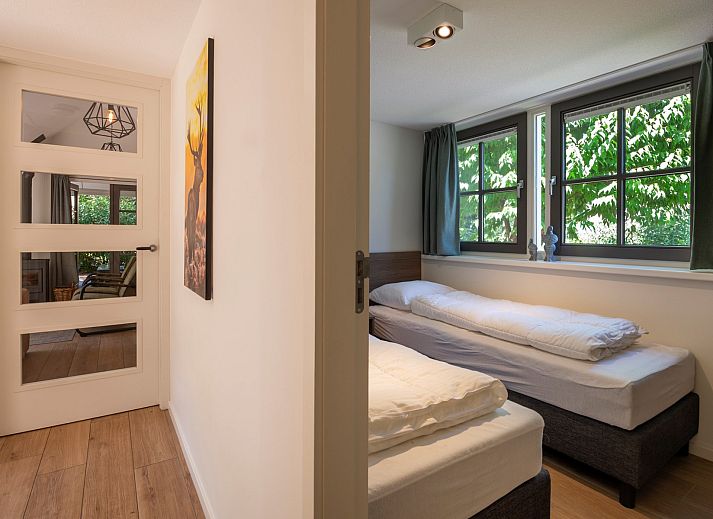 Decoratieve kaarsen op de buitentafel van Vakantiewoning Sprielderbosch 14 't Sprielderhof in de Veluwe.