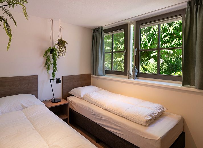 Decoratieve kaarsen op de buitentafel van Vakantiewoning Sprielderbosch 14 't Sprielderhof in de Veluwe.