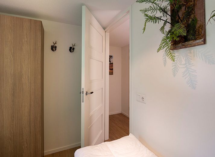 Decoratieve kaarsen op de buitentafel van Vakantiewoning Sprielderbosch 14 't Sprielderhof in de Veluwe.