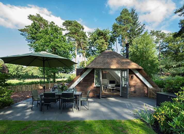 Geniet van de ruime veranda van Vakantiewoning Sprielderbosch 45 'Skogen' in Putten, Veluwe, Gelderland.