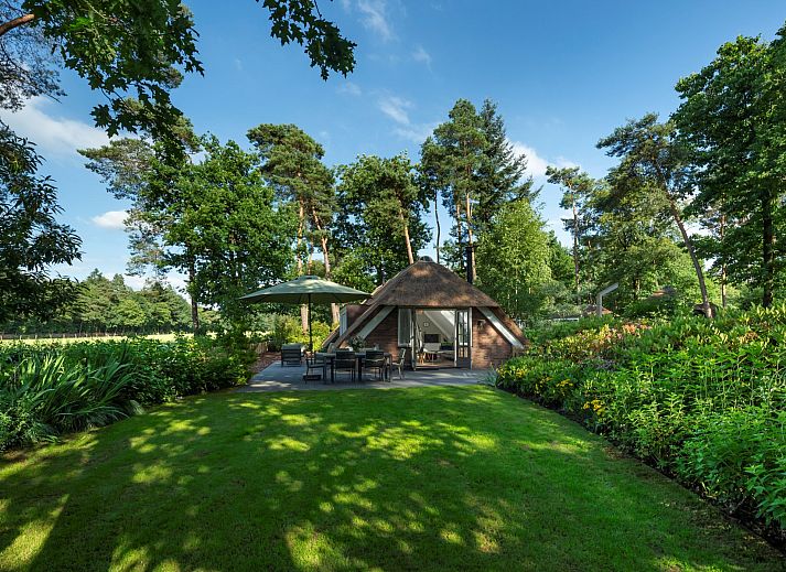 Geniet van de ruime veranda van Vakantiewoning Sprielderbosch 45 'Skogen' in Putten, Veluwe, Gelderland.