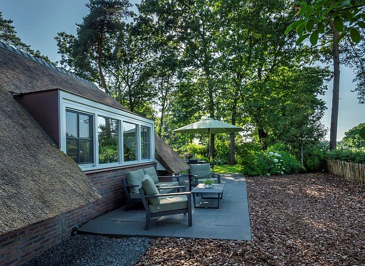 Ontdek de charmante buitenruimte van vakantiehuis Sprielderbosch 45 'Skogen' op de Veluwe in Gelderland.