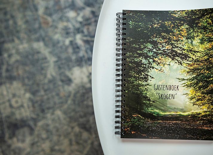 Detail van de gedekte tafel bij Vakantiewoning Sprielderbosch 45 'Skogen' in Putten, Veluwe, Gelderland.