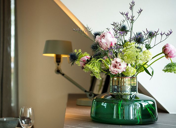 Detail van de gedekte tafel bij Vakantiewoning Sprielderbosch 45 'Skogen' in Putten, Veluwe, Gelderland.