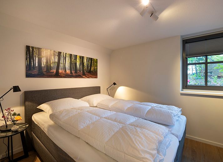 Detail van de gedekte tafel bij Vakantiewoning Sprielderbosch 45 'Skogen' in Putten, Veluwe, Gelderland.