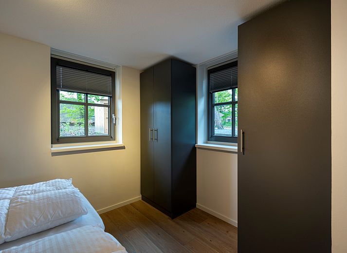 Detail van de gedekte tafel bij Vakantiewoning Sprielderbosch 45 'Skogen' in Putten, Veluwe, Gelderland.