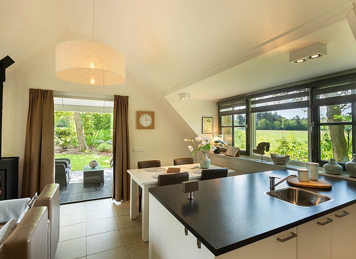 Cozy terrace at Holiday home Sprielderbosch 12 'De Kuifmees', vacation home in Putten, Veluwe, ideal for relaxation.