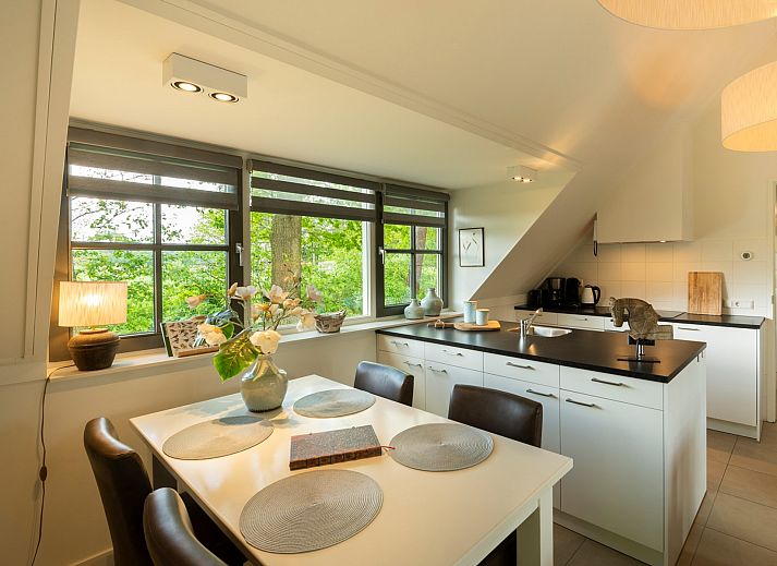 Cozy terrace at Holiday home Sprielderbosch 12 'De Kuifmees', vacation home in Putten, Veluwe, ideal for relaxation.