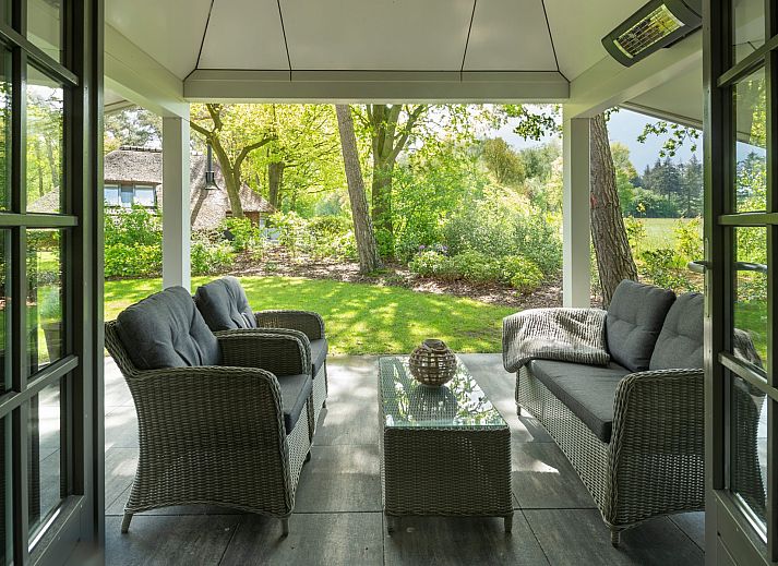 Cozy terrace at Holiday home Sprielderbosch 12 'De Kuifmees', vacation home in Putten, Veluwe, ideal for relaxation.