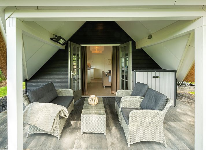 Modern kitchen and living room in Holiday home Sprielderbosch 12 'De Kuifmees', vacation home on the Veluwe in Putten.