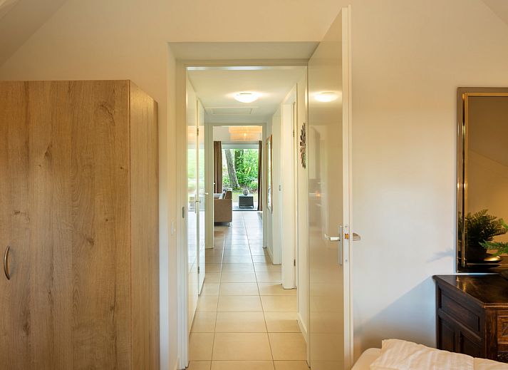 Modern kitchen and living room in Holiday home Sprielderbosch 12 'De Kuifmees', vacation home on the Veluwe in Putten.