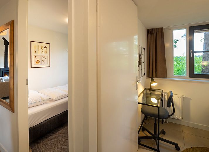 Modern kitchen and living room in Holiday home Sprielderbosch 12 'De Kuifmees', vacation home on the Veluwe in Putten.