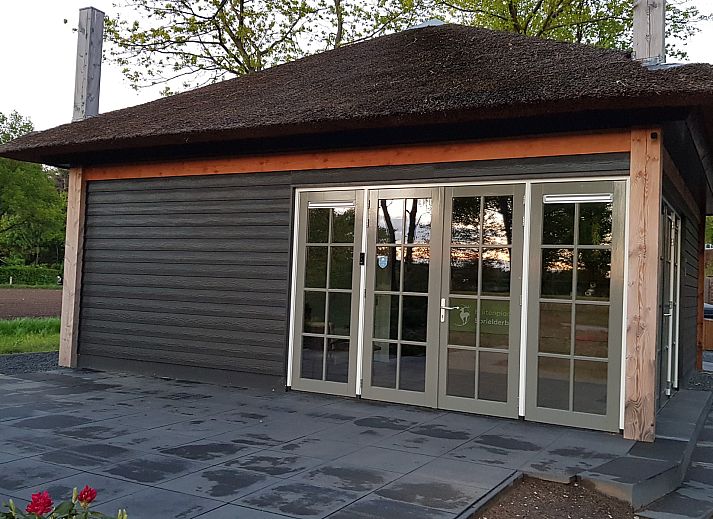 Cozy living room with fireplace in Holiday home Sprielderbosch 12 'De Kuifmees', vacation home in Putten, Veluwe.