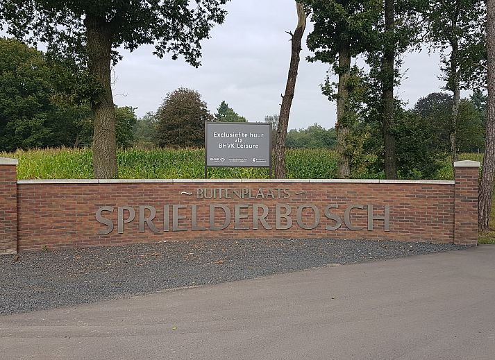 Cozy living room with fireplace in Holiday home Sprielderbosch 12 'De Kuifmees', vacation home in Putten, Veluwe.