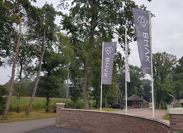 Cozy living room with fireplace in Holiday home Sprielderbosch 12 'De Kuifmees', vacation home in Putten, Veluwe.