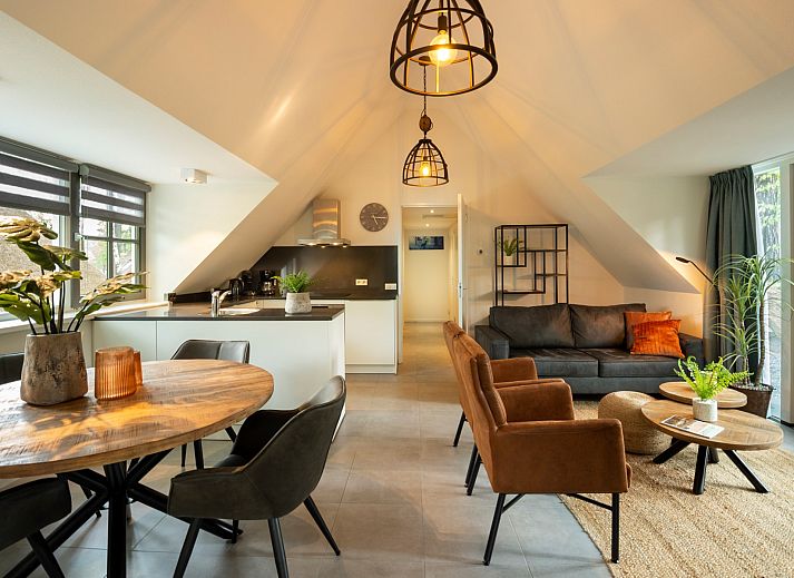 Vakantiewoning Sprielderbosch 29 'Casa Esther' op de Veluwe, charmante buitenkant met rieten dak in Putten, Gelderland.