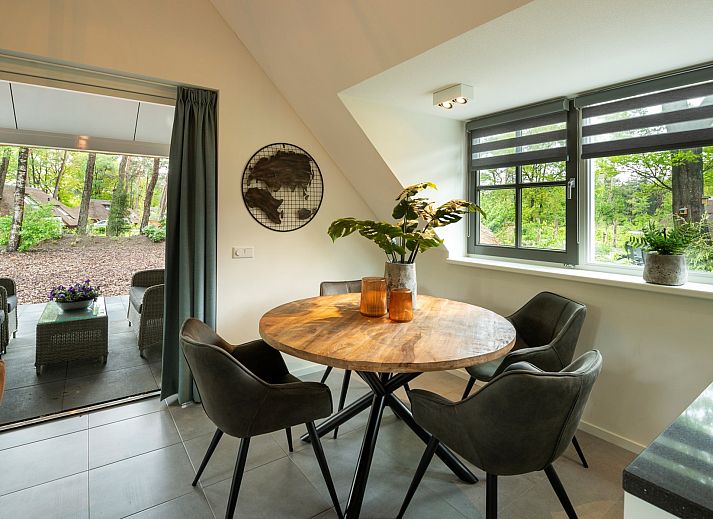 Vakantiewoning Sprielderbosch 29 'Casa Esther' in Putten, Veluwe, omgeven door groene natuur en prachtige flora.