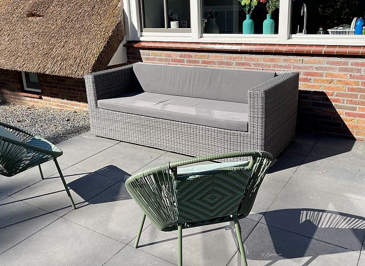 Ferienhaus Sprielderbosch 26 De Beuk in Putten, Veluwe, Gelderland mit Reetdach und Terrasse in der Natur.