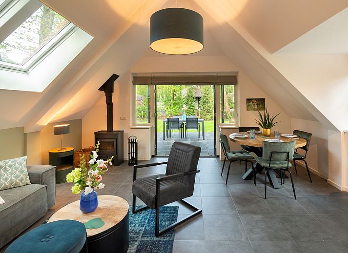 Terrasse im Ferienhaus Sprielderbosch 26 De Beuk in Putten, Veluwe, mit Blick auf den Wald.