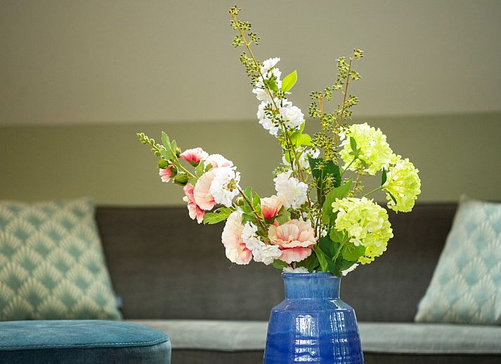 Gemuetlicher Aussenbereich des Ferienhauses Sprielderbosch 26 De Beuk in Putten, Veluwe, mit Sitzgelegenheit.