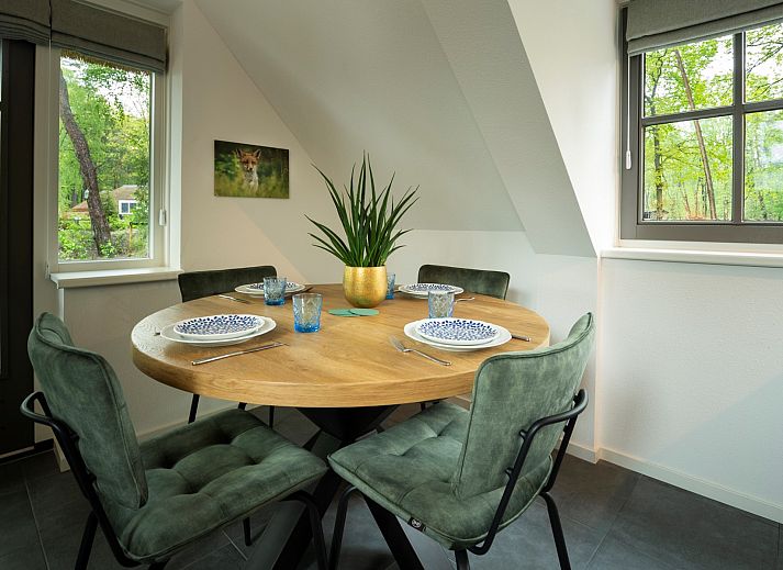 Gemuetlicher Aussenbereich des Ferienhauses Sprielderbosch 26 De Beuk in Putten, Veluwe, mit Sitzgelegenheit.