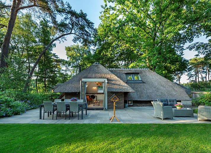Ferienhaus Sprielderbosch 23 De Zwijnenstal, charmantes Ferienhaus in Putten, Veluwe mit Reetdach und grossem Garten.