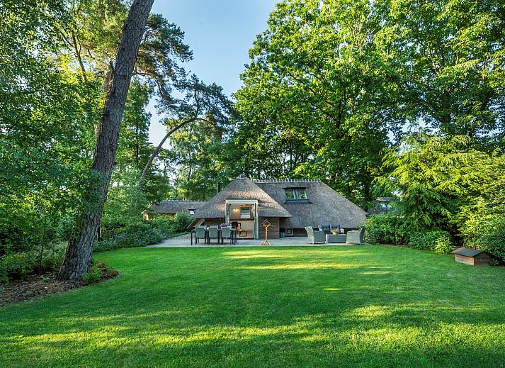 Ferienhaus Sprielderbosch 23 De Zwijnenstal, charmantes Ferienhaus in Putten, Veluwe mit Reetdach und grossem Garten.