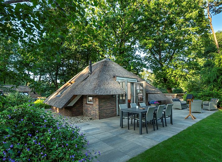 Ferienhaus Sprielderbosch 23 De Zwijnenstal, charmantes Ferienhaus in Putten, Veluwe mit Reetdach und grossem Garten.