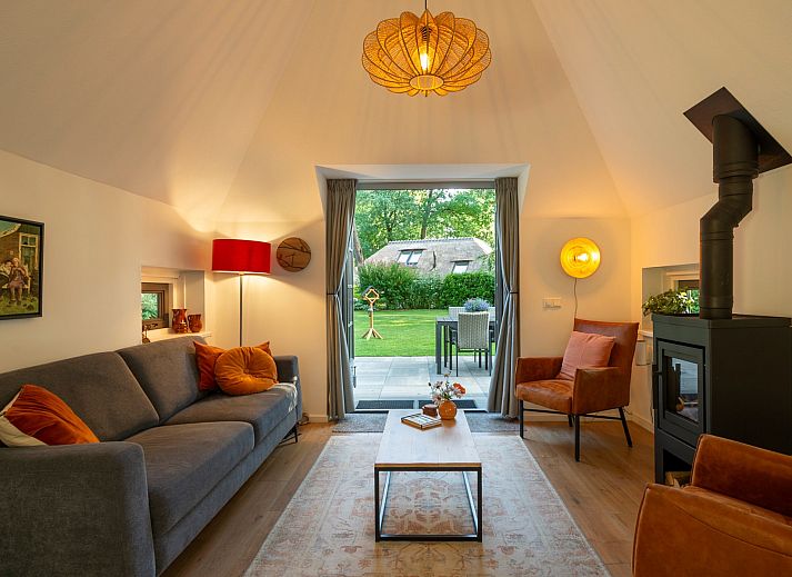 Blick auf den gruenen Garten des Ferienhauses Sprielderbosch 23 De Zwijnenstal, ein rustikales Ferienhaus in der Veluwe.
