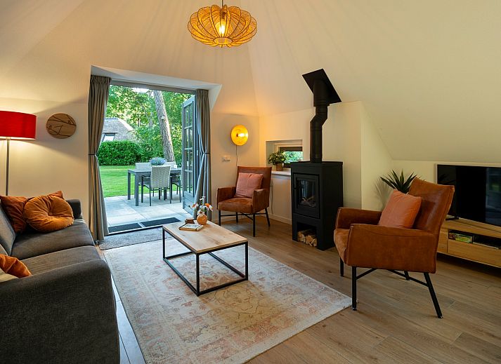 Blick auf den gruenen Garten des Ferienhauses Sprielderbosch 23 De Zwijnenstal, ein rustikales Ferienhaus in der Veluwe.