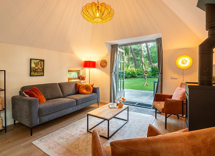 Blick auf den gruenen Garten des Ferienhauses Sprielderbosch 23 De Zwijnenstal, ein rustikales Ferienhaus in der Veluwe.