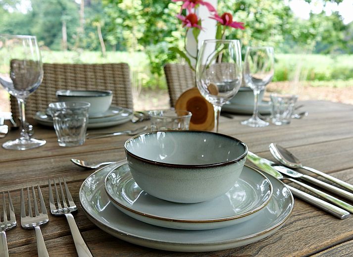 Ferienhaus Sprielderbosch 46 De Zonnehoed in Putten mit Reetdach und bunten Blumen an der Veluwe.