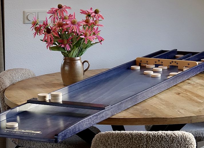 Stilvoll gedeckter Tisch auf der Terrasse von Holiday home Sprielderbosch 46 De Zonnehoed in der Veluwe.