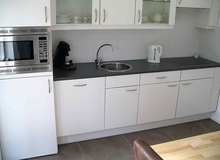 Modern bathroom in vacation home DG1276, Putten, Veluwe, with sink and toilet.