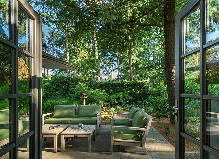 Vacation home Sprielderbosch 5 De Bosuil in Putten with thatched roof and green surroundings on the Veluwe.