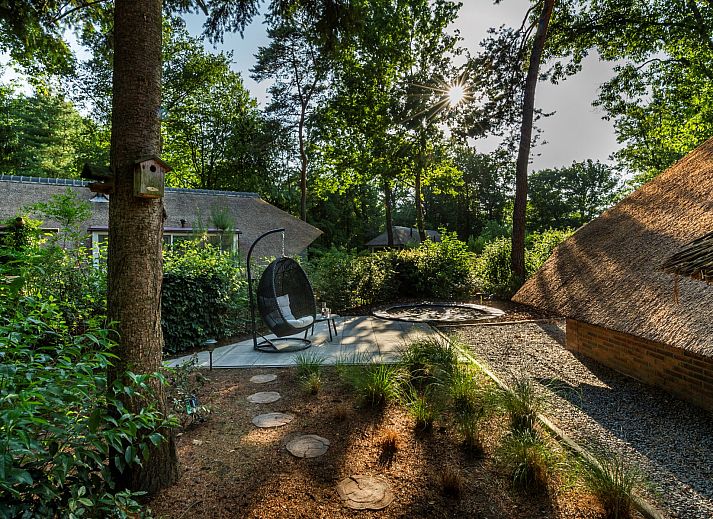 Vacation home Sprielderbosch 5 De Bosuil in Putten with thatched roof and green surroundings on the Veluwe.