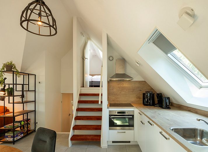 View from the living room to the green terrace of Holiday home Sprielderbosch 5 De Bosuil on the Veluwe.