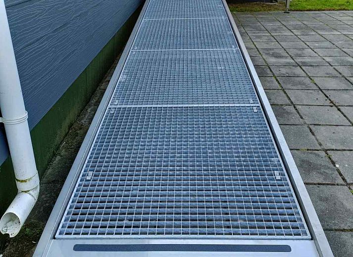 Accessible entrance to DG1546 vacation home in Putten Veluwe with convenient driveway.