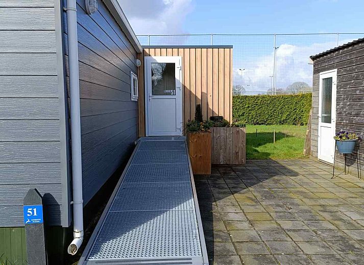 Accessible entrance to DG1546 vacation home in Putten Veluwe with convenient driveway.