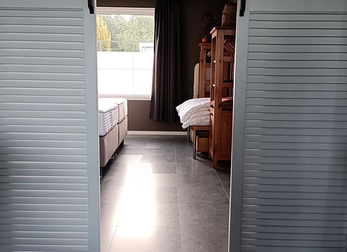 Accessible entrance to DG1546 vacation home in Putten Veluwe with convenient driveway.