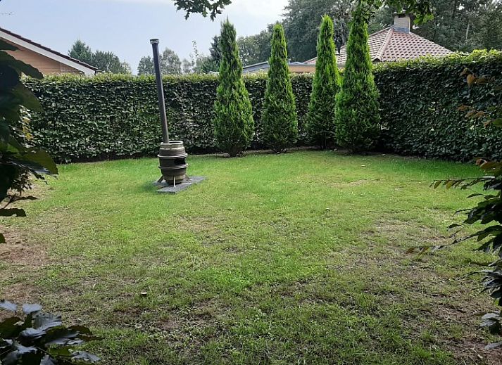 Terrace of El Granero vacation home in Putten, Veluwe with comfortable sitting area and swing bench.