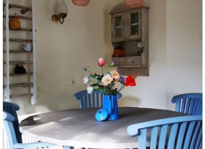 Terrace of El Granero vacation home in Putten, Veluwe with comfortable sitting area and swing bench.