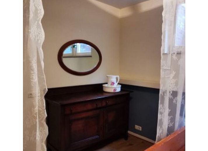 Garden of El Granero bungalow in Putten, Veluwe, with green fence and serene atmosphere.