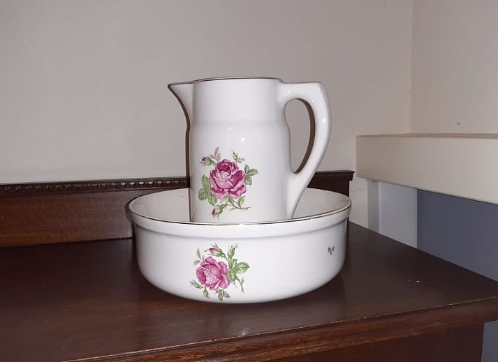 Garden of El Granero bungalow in Putten, Veluwe, with green fence and serene atmosphere.