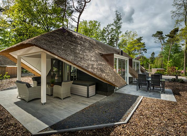 Charmantes Ferienhaus in Putten, Veluwe mit Reetdach und gruenem Garten in Gelderland.