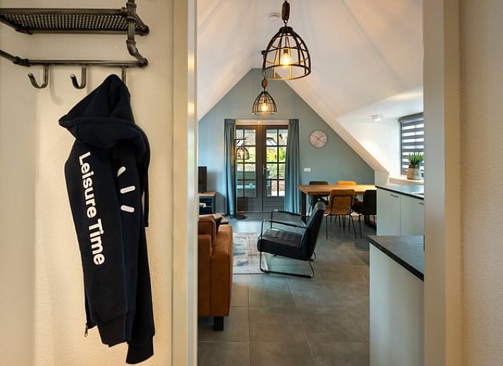 Ferienhaus in Putten, Veluwe, umgeben von ueppigen Blumen und Natur in Gelderland.